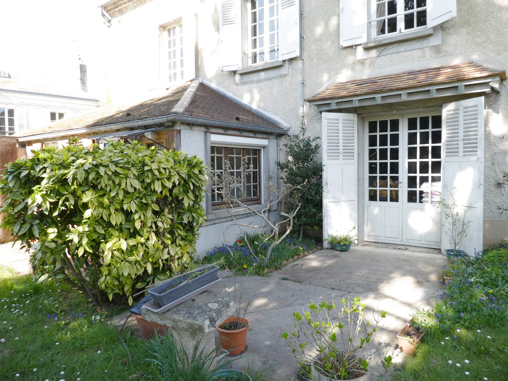 MAISON FAMILIALE EN CENTRE VILLAGE